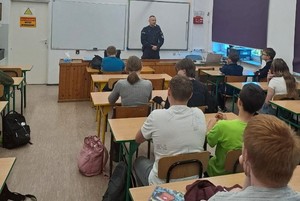 policjant z uczniami
