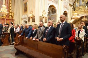 uczestnicy mszy świętej w intencji ojczyzny