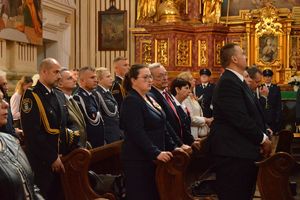 przedstawiciele służb mundurowych na mszy w intencji ojczyzny