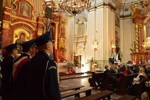 poczet sztandarowy w kościele