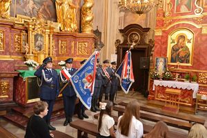 poczet sztandarowy w kościele