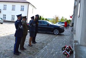 przedstawiciele służb mundurowych składają wiązankę