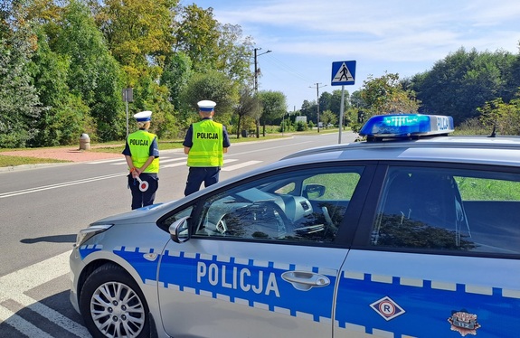 patrol policji podczas służby na drodze
