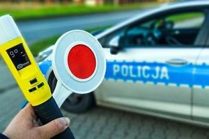 alkoblow i tarcza do zatrzymań na tle radiowozu