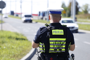 Policjant kontroluje prędkość