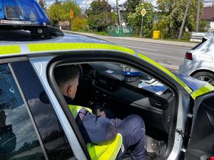 policjant w trakcie kontroli drogowej