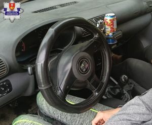 kobieta za kierownicą samochodu