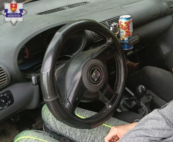 kobieta za kierownicą samochodu