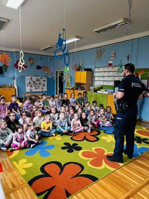 policjant z dziećmi