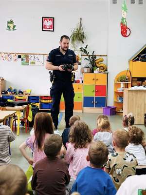policjant z dziećmi