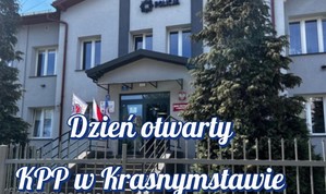 Napis Dzień otwarty KPP w Krasnymstawie na tle budynku Komendy Powiatowej Policji w Krasnymstawie.