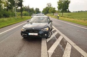 samochód zaparkowany na jezdni