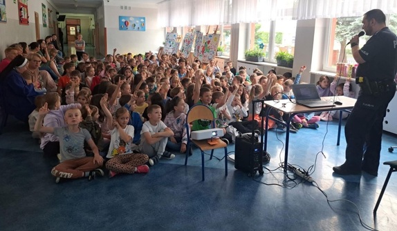 policjant podczas spotkania z dziećmi