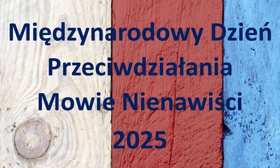 Napis Międzynarodowy Dzień Przeciwdziałania Mowie Nienawiści 2025 r. na kolorowym tle. W prawym górnym roku twarz kobiety o ciemnej karnacji