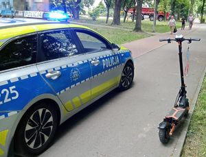 radiowóz i hulajnoga zaparkowana obok