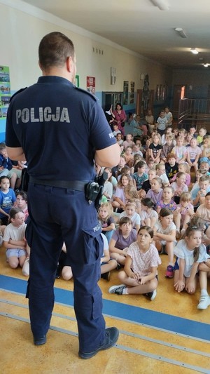policjant na spotkaniu z dziećmi