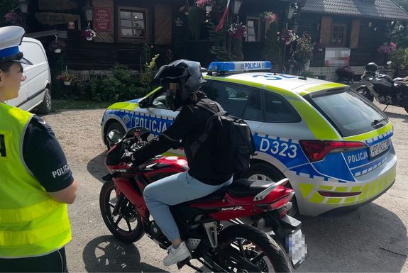 policjantka kontroluje motocyklistę