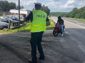 policjant zatrzymuje do kontroli motocykl