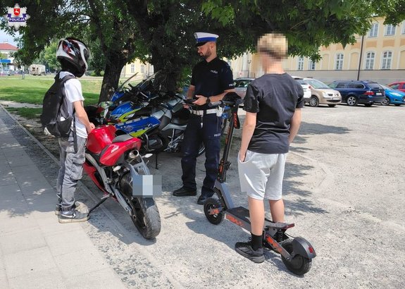 policjant kontroluje motocyklistę
