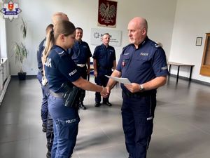 komendant wręcza akt mianowania policjantce