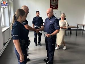 komendant wręcza akt mianowania policjantowi