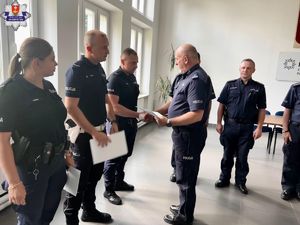 komendant wręcza akt mianowania policjantowi