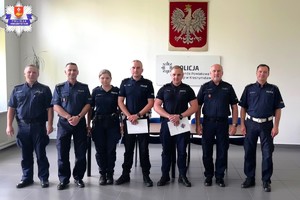awansowani policjanci z Komendantem i przełożonymi