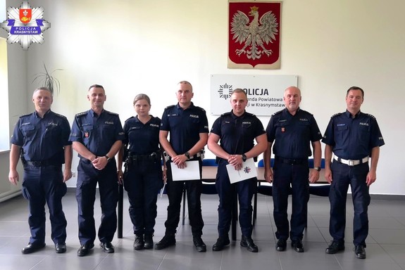 awansowani policjanci z Komendantem i przełożonymi