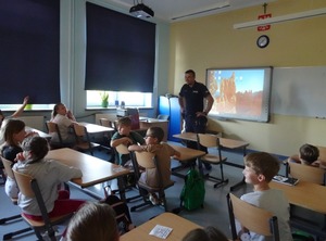 spotkanie dzieci z policjantem