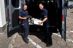 policjantki z zebranym sprzętem elektronicznym
