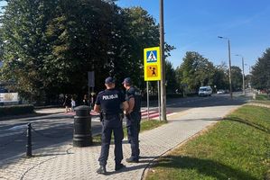 policjanci przy szkole