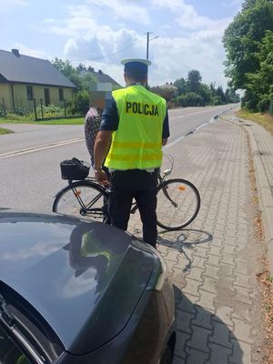 policjant ruchu drogowego kontroluje rowerzystę
