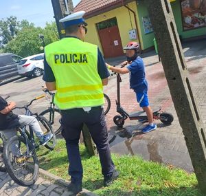 policjant ruchu drogowego z dziećmi