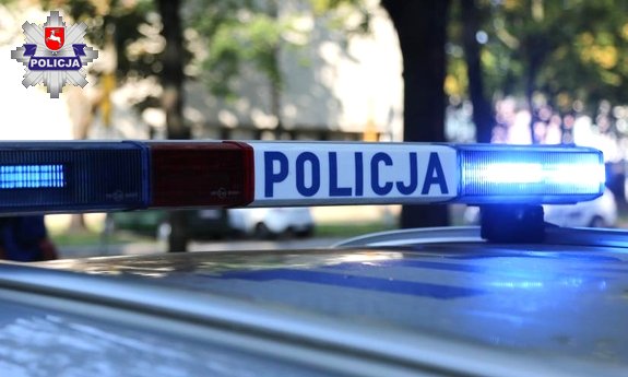 Zainstalowana na dachu radiowozu lampa z niebieskim światłem oraz podświetlanym napisem Policja.