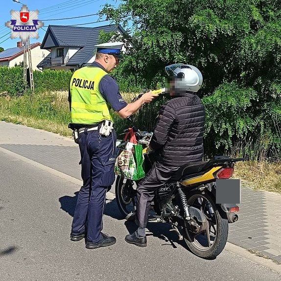 policjant sprawdza trzeźwość motocyklisty