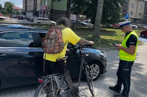 policjant z kontrolowanym rowerzystą