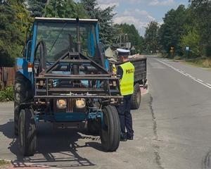 policjant kontrolujący trzeźwość kierowcy