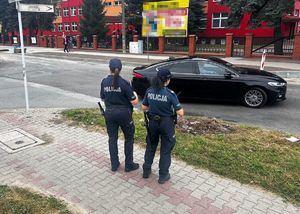 policjantki przy szkole