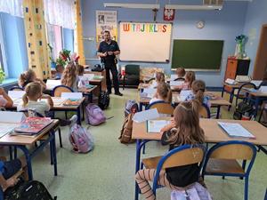 policjant na spotkaniu z dziećmi