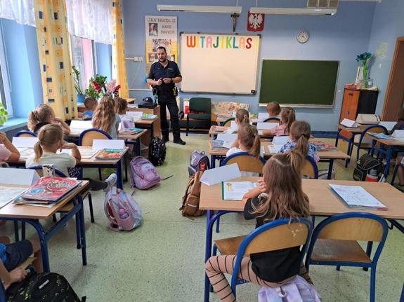 policjant na spotkaniu z dziećmi