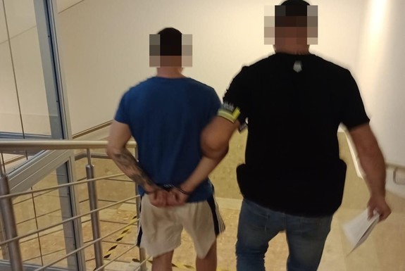 zatrzymany prowadzony przez policjanta