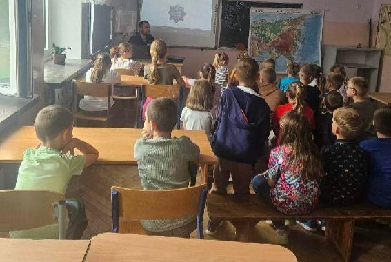 policjant na spotkaniu z dziećmi