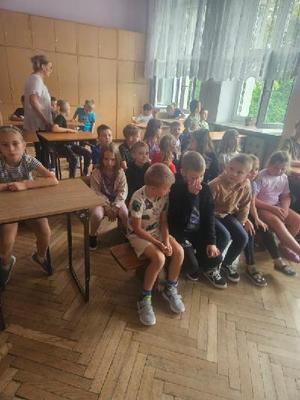 dzieci na spotkaniu z policjantem