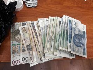 na stole leżą banknoty polskich złotych