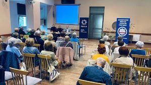 grupa seniorów na spotkaniu z policjantami