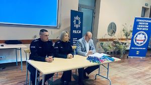 policjanci siedzący przy stole