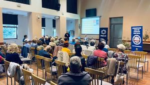 grupa seniorów na spotkaniu z policjantami