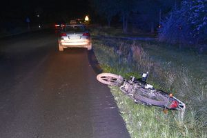 motorower leżący na poboczu