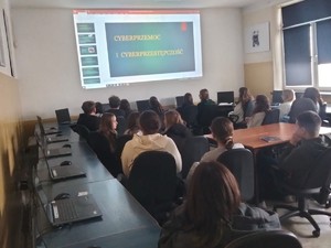 uczniowie na spotkaniu z policjantami