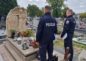 policjanci przy grobie zmarłej policjantki